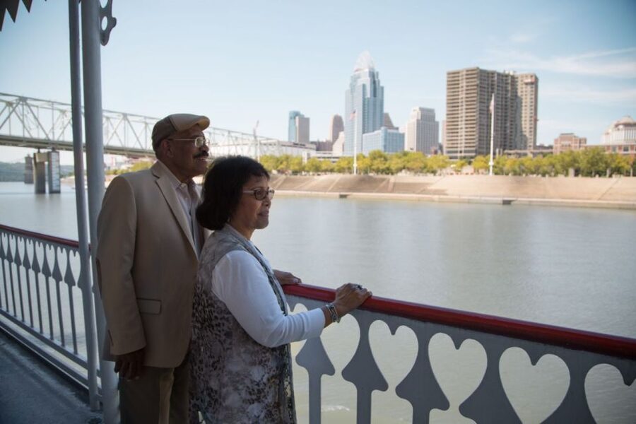 Cincinnati: Ohio River Cruise with Buffet Dinner - Service, seating, and accessibility
