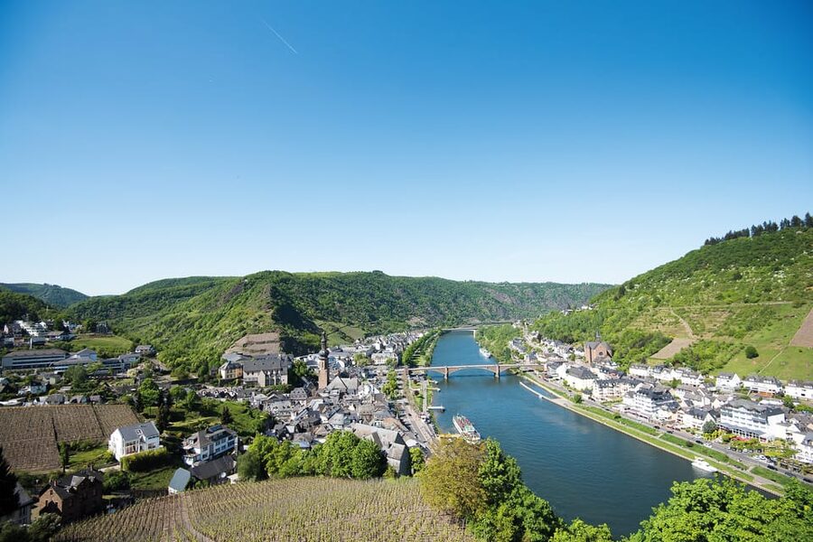 Cochem: KD Panoramic Evening Cruise on the Moselle River - The first views: Reichsburg above the river