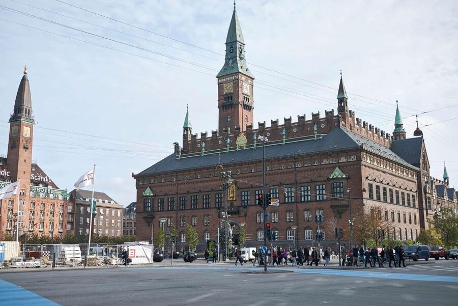 Copenhagen: Canal Boat Cruise & Old Town/Nyhavn Walking Tour - Starting at City Hall with Copenhagen stories