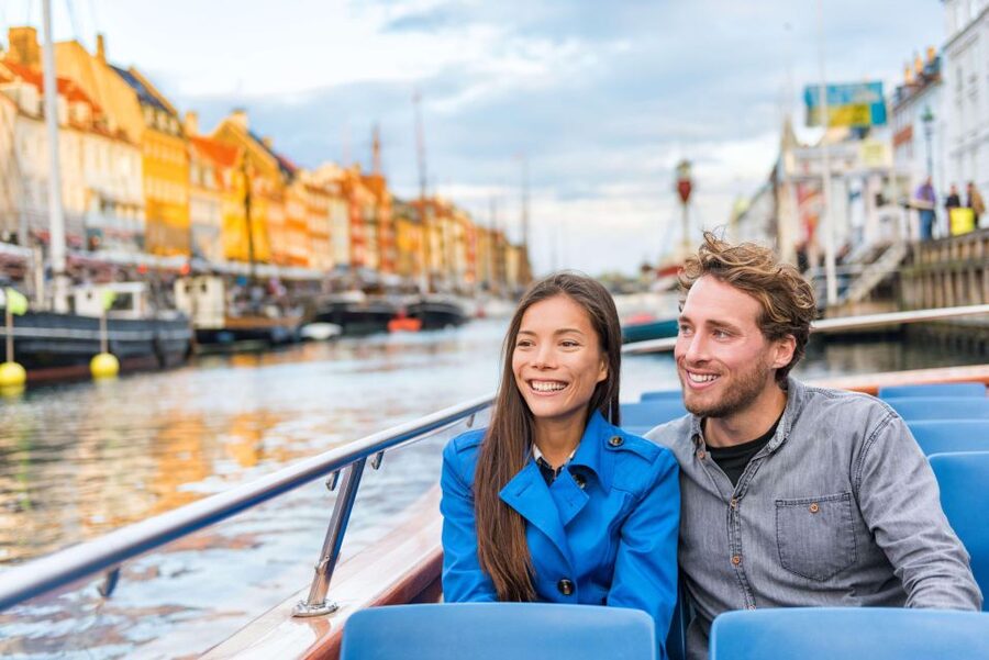 Copenhagen: Canal Boat Cruise & Old Town/Nyhavn Walking Tour - Nyhavn brings the walk to the water