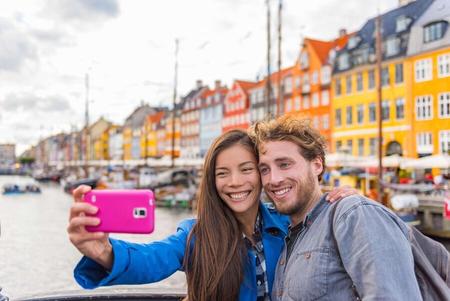 Copenhagen: Canal Boat Cruise & Old Town/Nyhavn Walking Tour - What the four-hour option adds