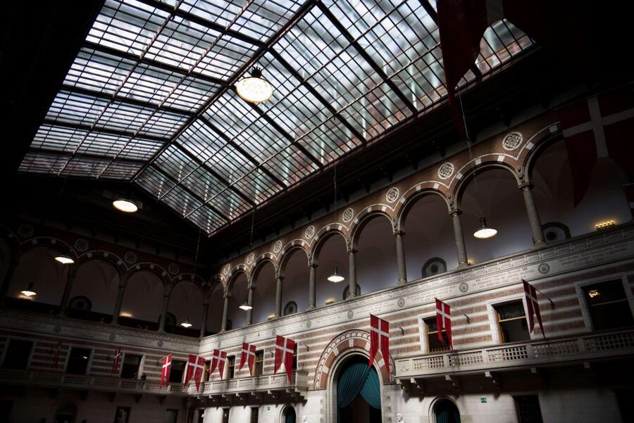 Copenhagen: Canal Boat Cruise & Old Town/Nyhavn Walking Tour - Timing, language, and access