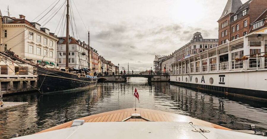 Copenhagen: Canal Cruise with Guide - Setting off from Ved Stranden