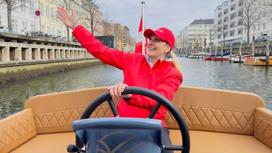 Copenhagen: Guided Canal Tour by Electric Boat - Starting at Ved Stranden beside Christiansborg Palace