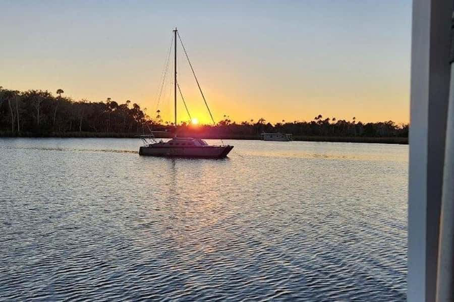 Crystal River: Sunset Cruise in Kings Bay - Looking for manatees in the wildlife refuge
