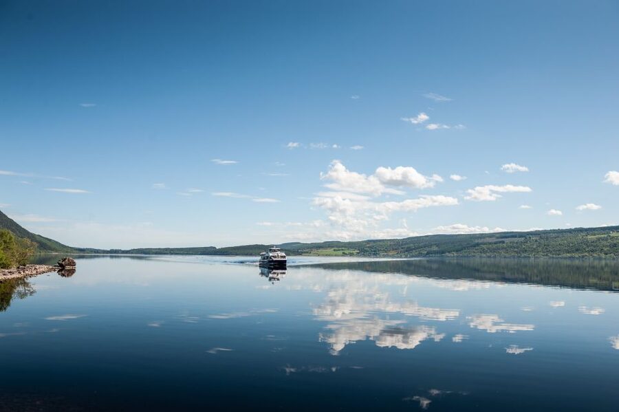Dochgarroch: Loch Ness and Caledonian Canal 2-Hour Cruise - Choosing your seat and handling Highland weather