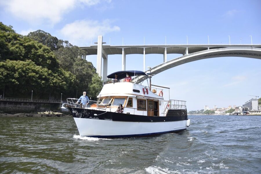 Douro River: Party Boat Tour - Crossing toward Vila Nova de Gaia