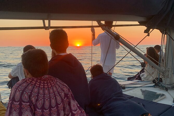 Douro Sunset Sailboat Experience in Porto - Group size, crew, and the feel on board
