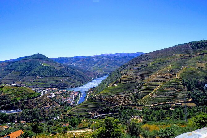 Douro Valley and Régua Panoramic Cruise with Lunch from Porto - Passing through the Carrapatelo lock