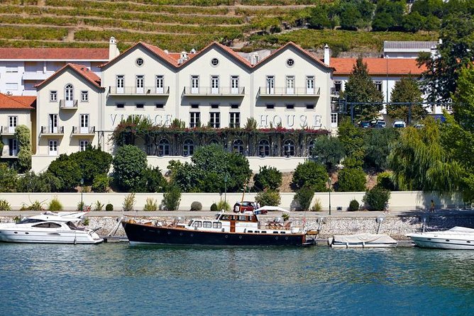 Douro Valley Cruise Porto to Pinhão: Breakfast, Lunch and Tasting - Pinhão and the short winery visit