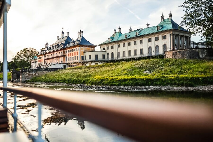 Dresden: Elbe River Cruise to Pillnitz Castle - Three castles between Dresden and Loschwitz