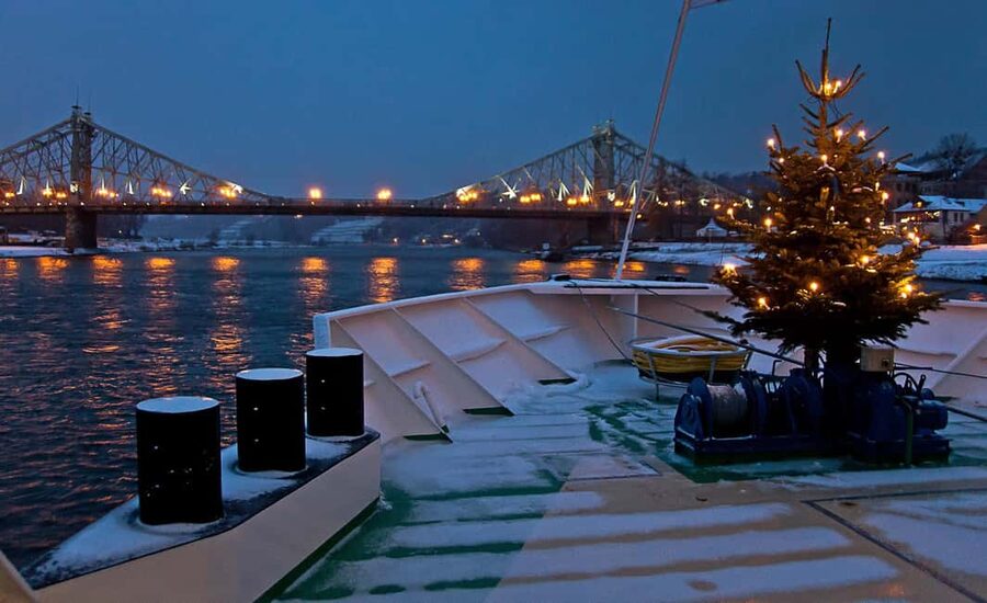 Dresden: Winterlights Evening River Cruise with Dinner - Boarding at Terrassenufer