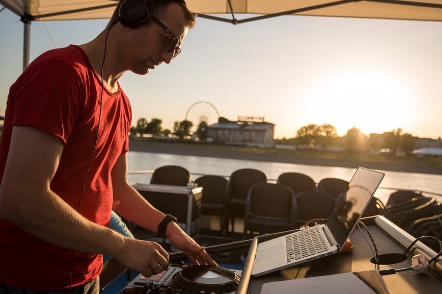 Düsseldorf: 2-Hour Evening Rhine River Cruise with Live DJ - Key points to know before booking