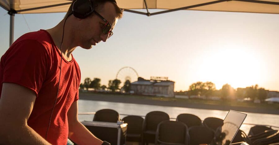 Düsseldorf: 2-Hour Evening Rhine River Cruise with Live DJ - What this Düsseldorf cruise is really like