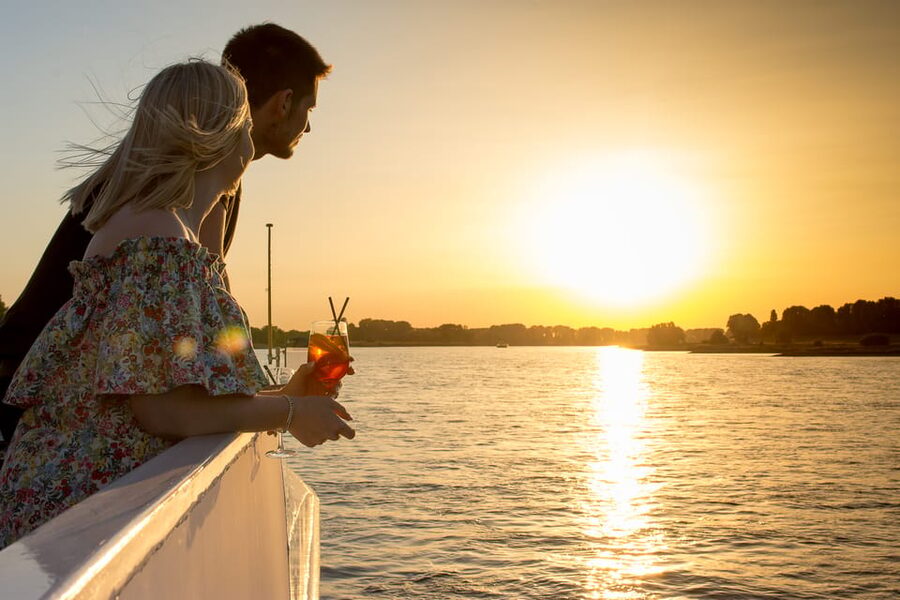 Düsseldorf: 2-Hour Evening Rhine River Cruise with Live DJ - Indoor comfort or outdoor views?
