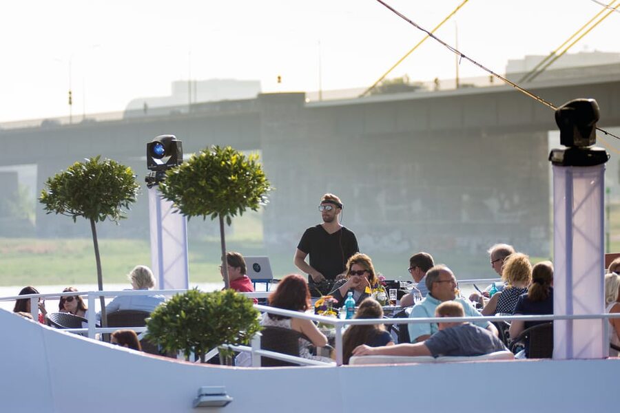 Düsseldorf: 2-Hour Evening Rhine River Cruise with Live DJ - Boarding at the Rheinuferpromenade