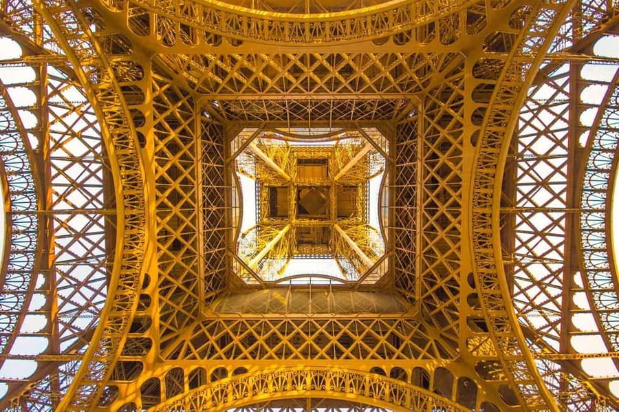 Eiffel Tower Guided Tour & Seine River Cruise - What the guide adds to the visit