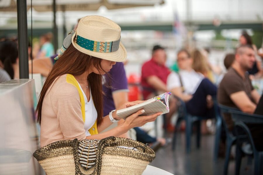 Frankfurt: 1-Hour Panorama Boat Cruise on the river Main - The boat, seating, and onboard bar