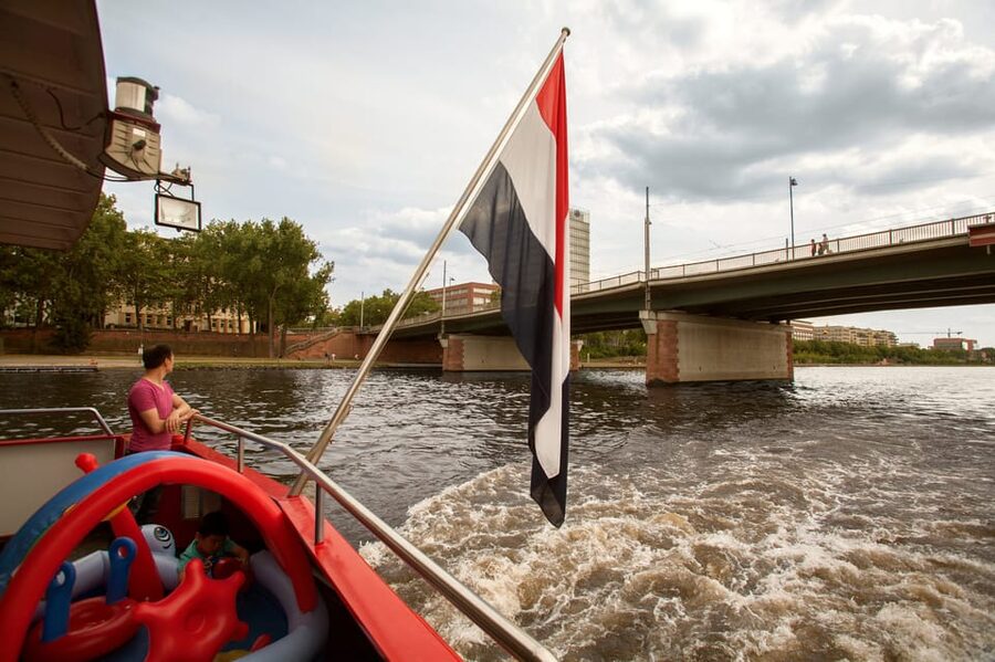 Frankfurt: 1-Hour Panorama Boat Cruise on the river Main - Choosing the right time and setting expectations