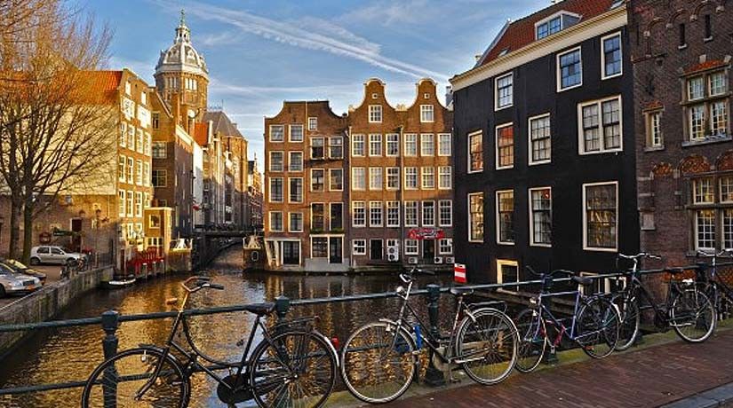 From Brussels: Day Trip to Amsterdam with Canal Boat Cruise - Crossing into the Netherlands by coach