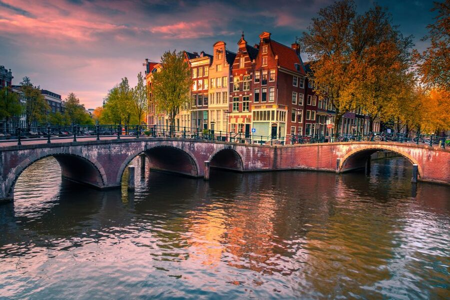 From Brussels: Day Trip to Amsterdam with Canal Boat Cruise - A short guided look at the old center