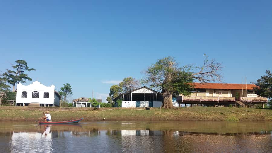 From Manaus: 3 or 4-Day Rio Negro & Anavilhanas River Cruise - Day two: Anavilhanas at sunrise and piranha fishing