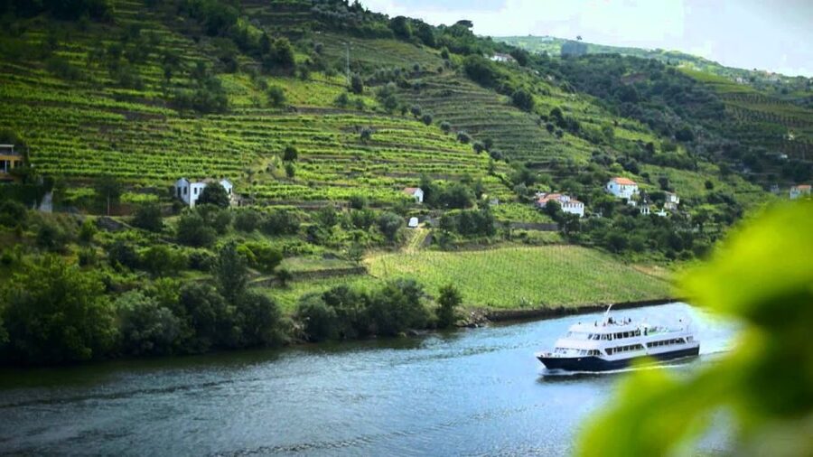From Porto: Régua to Porto River Cruise with Lunch on Board - Lunch on the River