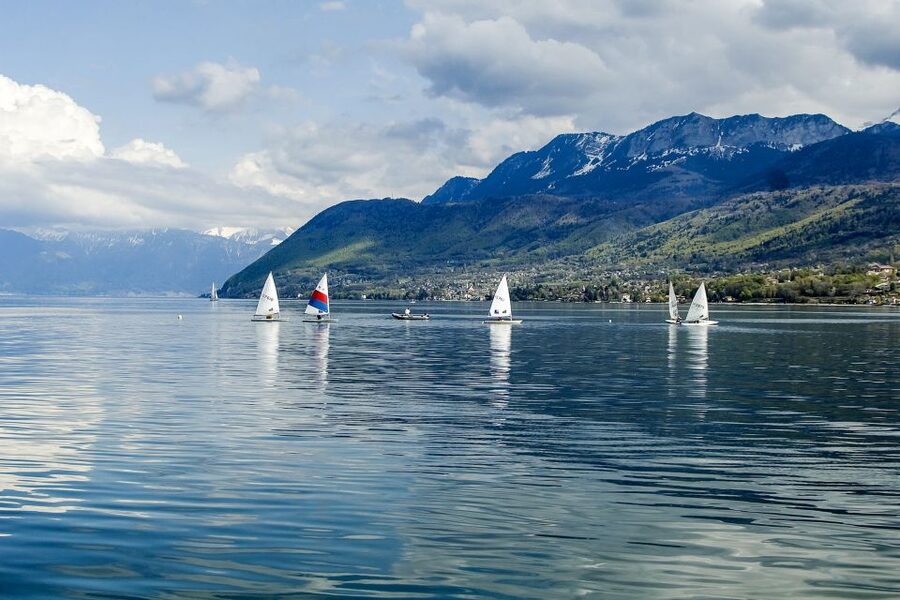 Geneva: 50-Minute Lake Geneva Cruise - Geneva’s gardens, buildings, and international side