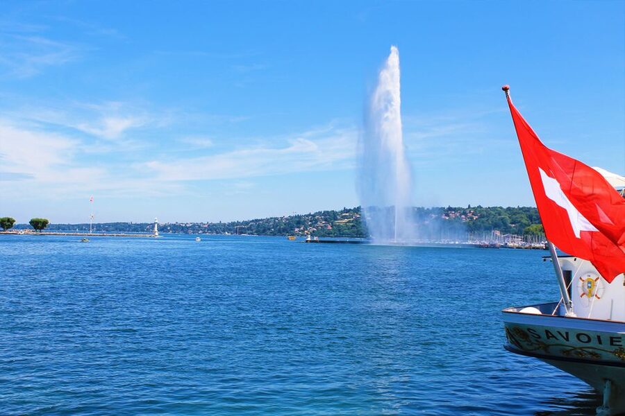 Geneva: Scenic Lake Cruise with Snacks and Wine - One gentle hour on Lake Geneva
