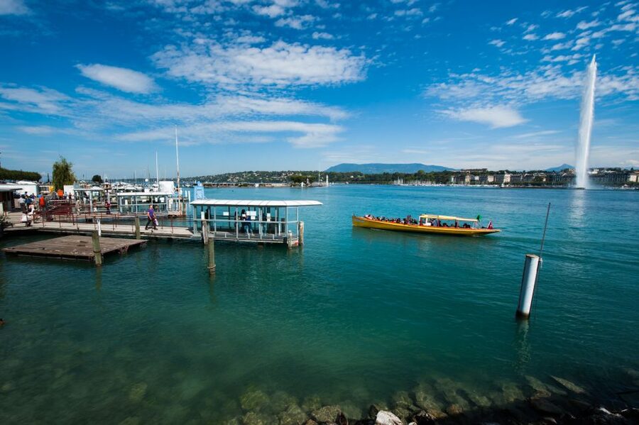 Geneva: Scenic Lake Cruise with Snacks and Wine - Finding the Paquis crane without confusion