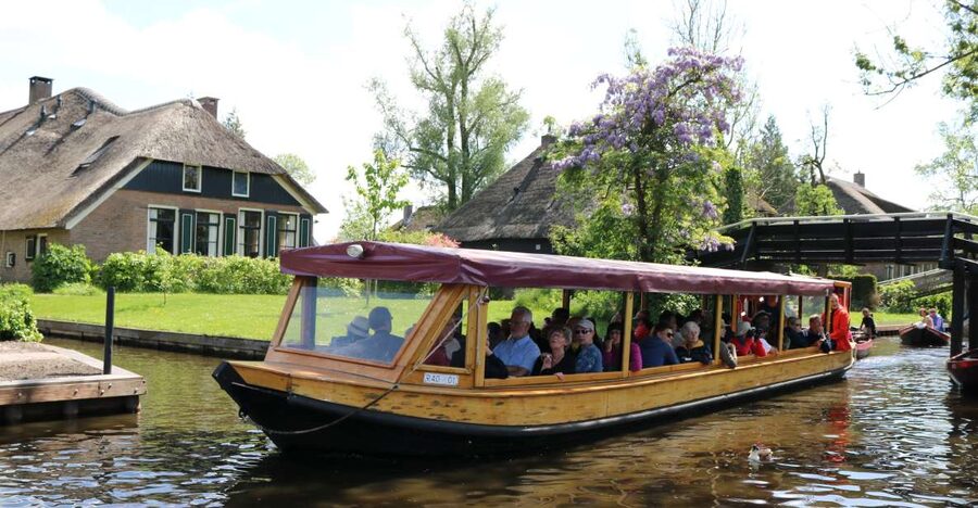 Giethoorn: Village & National Park Canal Cruise with Coffee - Setting out from Koppers Giethoorn