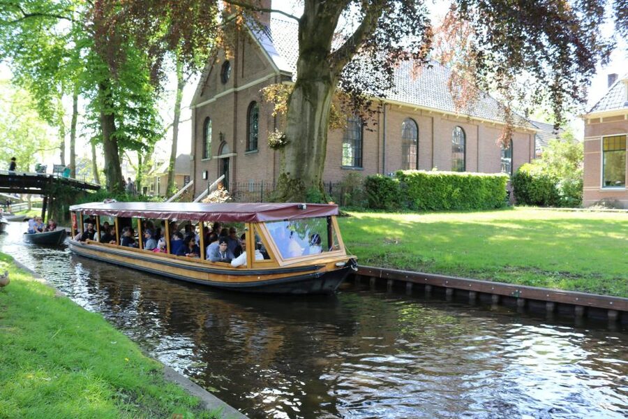 Giethoorn: Village & National Park Canal Cruise with Coffee - Out toward the lake