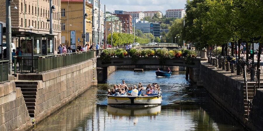 Gothenburg: City Canal Sightseeing Cruise - Why the guides make the trip work