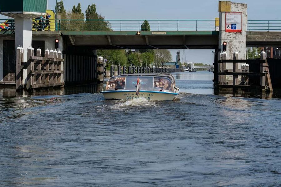 Groningen: City Canal Cruise - The audio guide: useful, but keep your eyes open