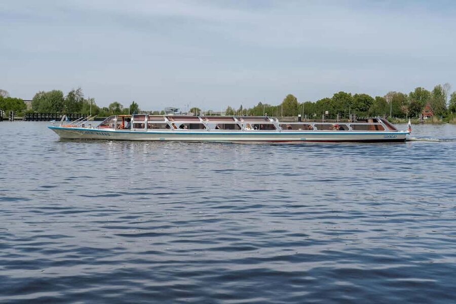 Groningen: City Canal Cruise - Drinks and snacks aboard the boat