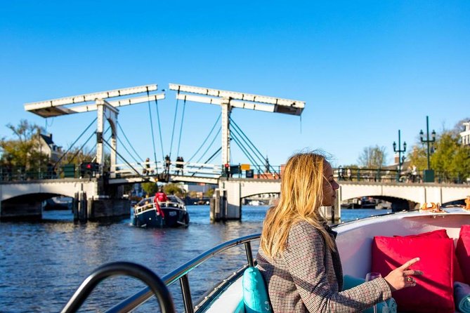 Guided Amsterdam Canal Cruise – Snacks & Drinks on board(1 Hour) - Why this small Amsterdam cruise works so well