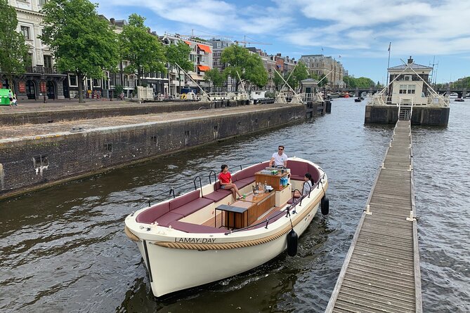 Guided Amsterdam Canal Cruise – Snacks & Drinks on board(1 Hour) - Starting among the oldest canals and the Red Light District