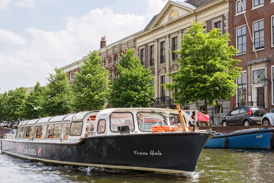 Haarlem: Sightseeing Canal Cruise through the City Center - Teylers Museum and the first views from the water