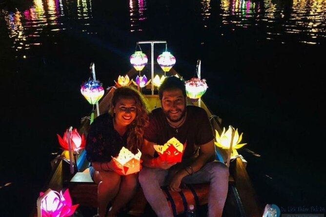 Hoai River Boat Trip by Night with Release Lantern - The 20-minute Hoai River boat ride