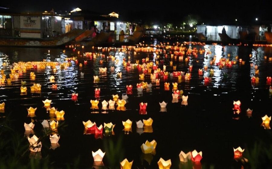 Hoi An : Hoai River Boat Trip by Night and Floating Lantern - Ten to fifteen minutes beneath Hoi An’s lights