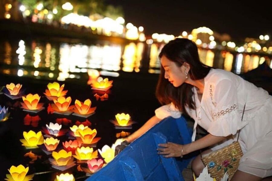 Hoi An : Hoai River Boat Trip by Night and Floating Lantern - The best time to go