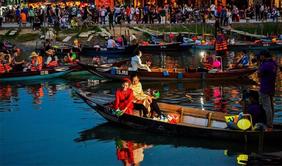 Hoi An : Hoai River Boat Trip by Night and Floating Lantern - The five-minute walk through Hoi An Ancient Town