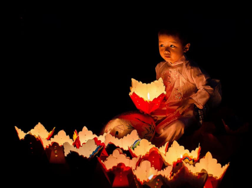 Hoi An: Hoai River Night Boat Trip and Floating Lantern - How the night market fits into the plan