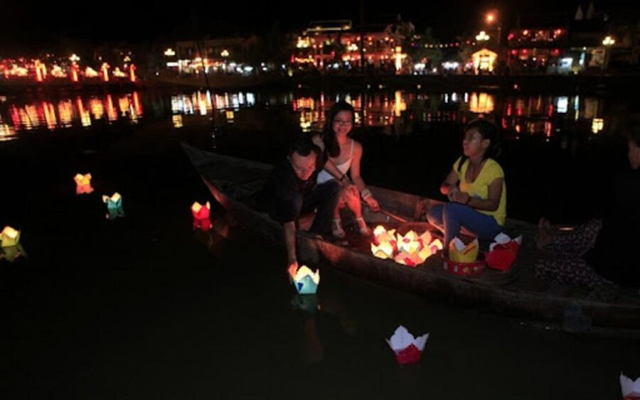 Hoi An: Hoai River Night Boat Trip and Floating Lantern - Tips for making the short ride count