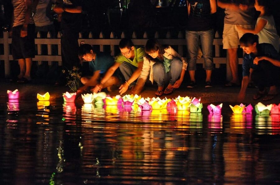 Hoi An: Hoai River Night Boat Trip and Floating Lantern - Lighting the flower lantern and making a wish