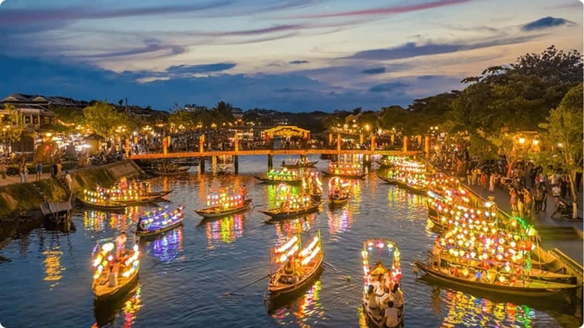 Hoi An: River Lantern Boat Experience with Free 5G eSIM - The Old Town after dark