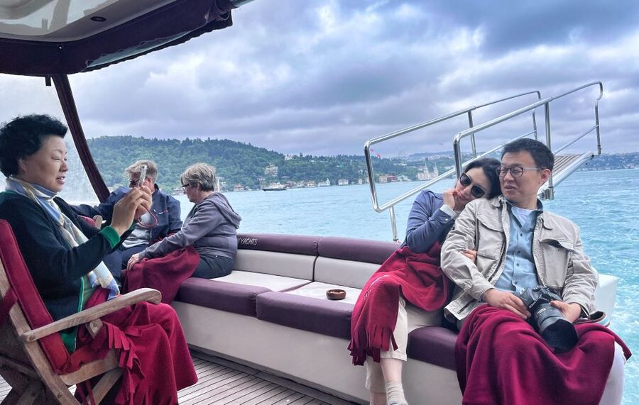 Istanbul: Bosphorus Cruise with Stopover on the Asian Side - Tea, Coffee, and Snacks on Board