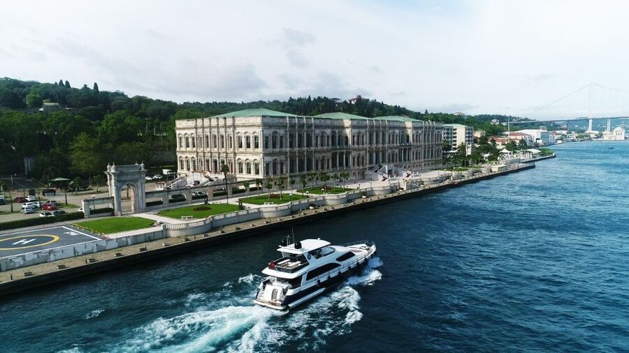 Istanbul: Bosphorus Cruise with Stopover on the Asian Side - Dolmabahce Palace and the European Shore