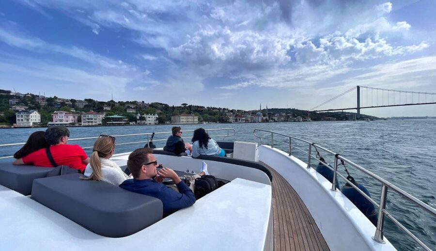 Istanbul: Bosphorus Cruise with Stopover on the Asian Side - Kanlica: A Short Taste of the Asian Side