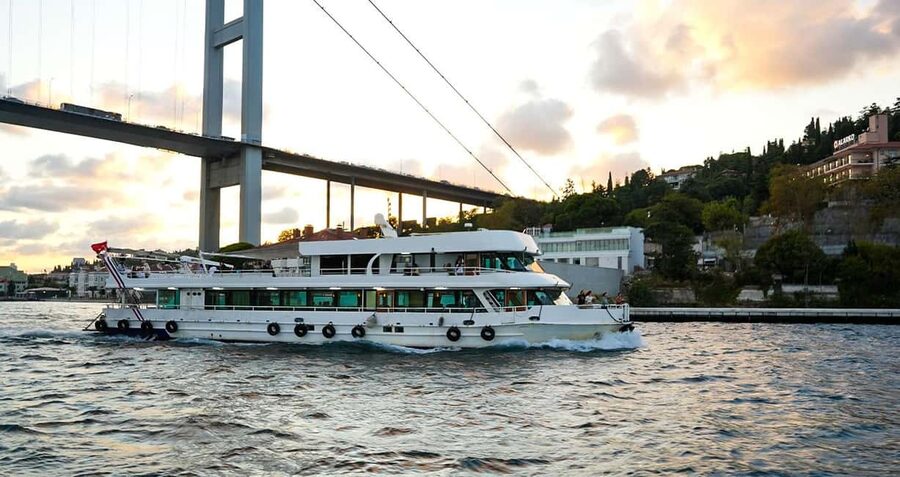 Istanbul: Bosphorus & Golden Horn Cruise Daytime or Sunset - Setting out on the Bosphorus